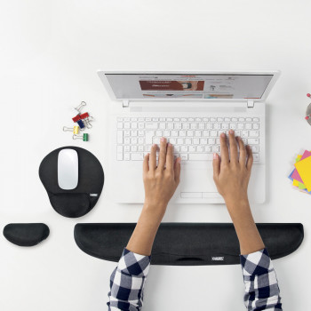 Magnetic wrist rest