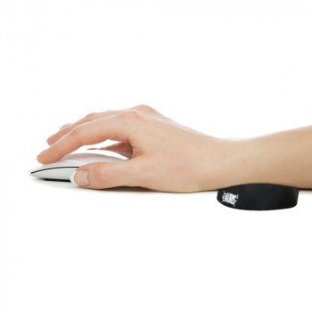 Magnetic wrist rest