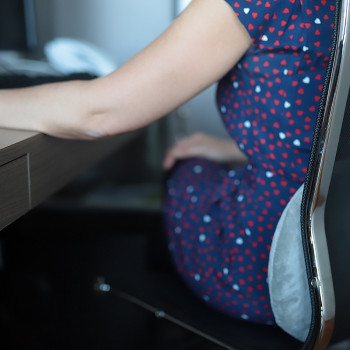 Magnetic Seat Cushion - Sore Buttocks, Coccyx, Poor Sitting - Auris