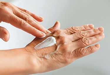 Sécheresse cutanée et vieillissement de la peau : comment garder une peau souple ?